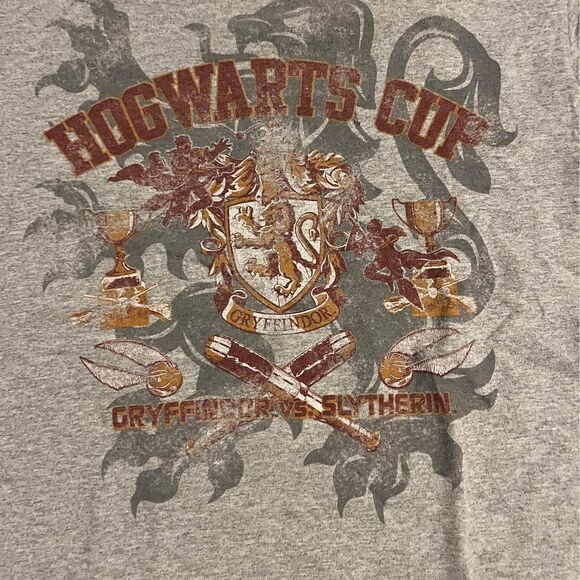 hogwarts cup gryffindor vs. slytherin size medium shirt - Picture 1 of 3